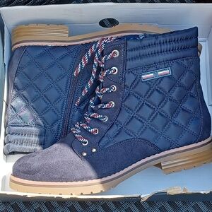 9.5 Tommy Hilfiger (navy blue) Suede /quilted boots.